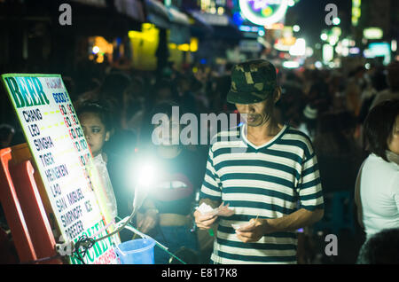 Festa di halloween in Khaosan Road di Bangkok, con molti backpackers soggiorno. Foto Stock