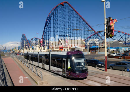 Il nuovo Blackpool Tram alla Pleasure Beach Foto Stock