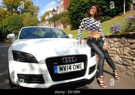 Audi GT con la sua attraente proprietario a Grange casa nel distretto del Lago Foto Stock