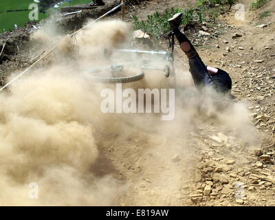 Downhill mountain biker in crash Foto Stock