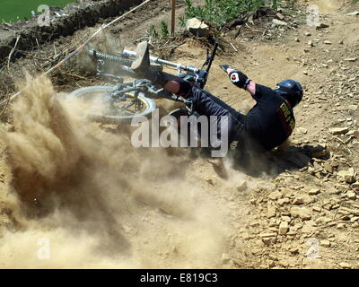 Downhill mountain biker in crash Foto Stock