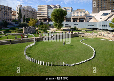 Gigante circuito Domino, Marsiglia, Francia. 28 Sep, 2014. Marsiglia è stata l'ultima impostazione per un mammouth circuito di domino che collega la stazione ferroviaria principale di Porto Vecchio. Il cervello-bambino di artista britannico Julian Maynard Smith, della stazione Opera House, l'installazione segue analoghi eventi a Londra, Copenhagen, Helsinki e altrove Credito: Chris Hellier/Alamy Live News Foto Stock