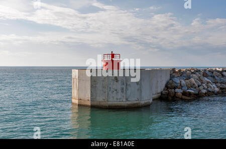 Marina di Pisa porta ingresso faro a luce rotante Foto Stock