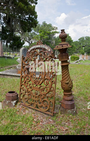 Antico cancello di ferro segnando un appezzamento di famiglia nel cimitero di Magnolia, Charleston, Carolina del Sud. Foto Stock