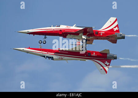 F-5 Tiger II aeromobili della Patrouille Suisse aerobatic team, dimostrare il calypso passare durante l'aria14 air show a Payerne Foto Stock