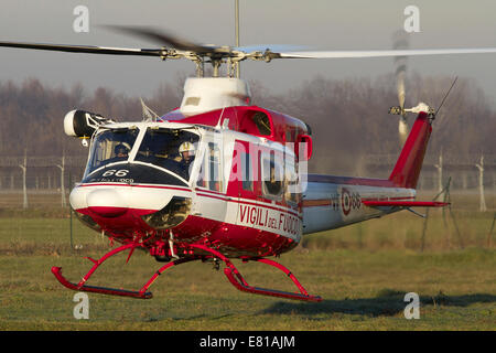 Agusta-Bell 412SP elicottero dell'Italia Vigili del Fuoco fuoco e servizio di salvataggio. Foto Stock