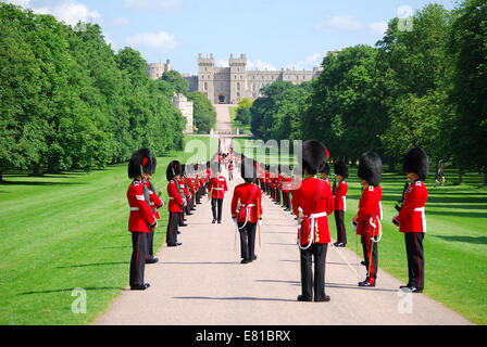 Cavalleria domestici sfilando sulla lunga passeggiata, il Castello di Windsor, Windsor, Berkshire, Inghilterra, Regno Unito Foto Stock