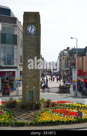 Rhyl Clock Tower e High Street, Rhyl (Y Rhyl), Denbighshire (Sir Ddinbych), Wales, Regno Unito Foto Stock