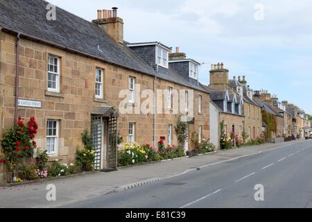 Pittoresca strada principale in oriente Highland città costiera di Dornoch Foto Stock