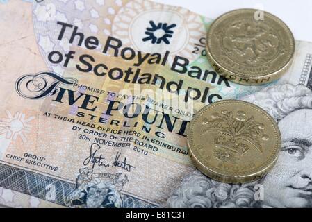 Una Royal Bank of Scotland banconote da cinque sterline e monete da due sterline con motivi scozzesi per un totale di sette sterline. Foto Stock