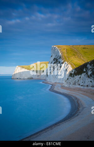 Alba su Swyre Head e le bianche scogliere della Jurassic Coast vicino a Durdle Door, Dorset, Inghilterra, Regno Unito Foto Stock