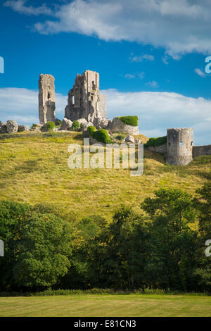 Rovine di Corfe Castle, costruita da Guglielmo il Conquistatore, vicino a Wareham, , Isola di Purbeck, Dorset, Inghilterra Foto Stock