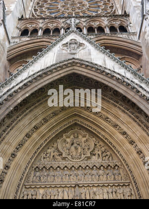 Dettaglio sopra porta, l'Abbazia di Westminster, Londra, Regno Unito Foto Stock