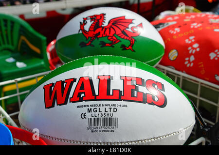 Welsh souvenir palle di rugby, High Street, Rhyl (Y Rhyl), Denbighshire (Sir Ddinbych), Wales, Regno Unito Foto Stock