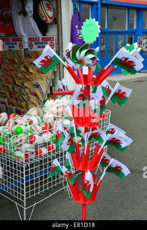 Welsh negozio di souvenir in vendita sul Llandudno Pier, Llandudno Conwy County Borough (Bwrdeistref Sirol Conwy), Wales, Regno Unito Foto Stock