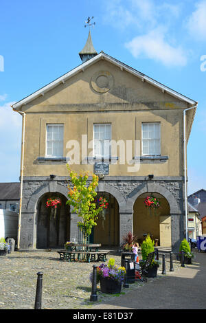 Il Municipio, la piazza del mercato, Llandovery (Llanymddyfri), Carmarthenshire (Sir Gaerfyrddin), Wales, Regno Unito Foto Stock