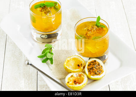 Periodo estivo rinfrescante Hawaiian refrigeratore con succo di frutto della passione e menta Foto Stock