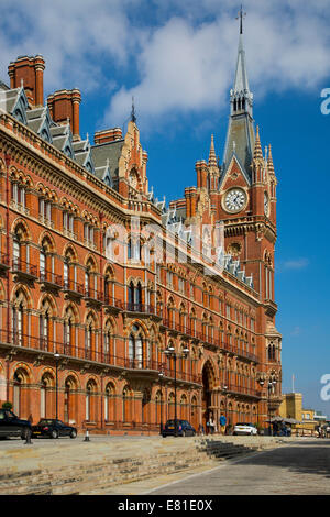 La torre dell'orologio di Saint Pancras Renaissance Hotel su Euston Road, Londra, Inghilterra Foto Stock