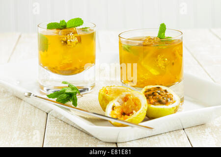 Periodo estivo rinfrescante Hawaiian refrigeratore con succo di frutto della passione e menta Foto Stock