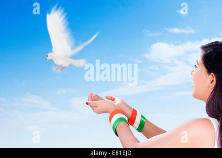 Ragazza indiana Flying Pigeon Foto Stock