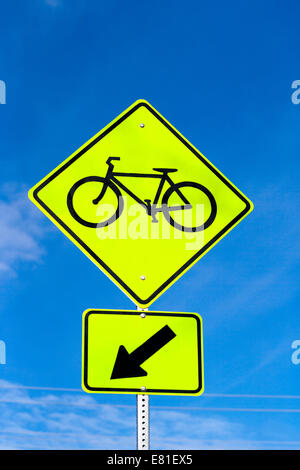 Bike bicicletta road sign US STATI UNITI D'AMERICA. Il segno W11-1 con placca W16-7P con lampade fluorescenti verde-giallo il colore di sfondo Foto Stock