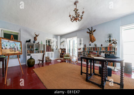 Ernest Hemingway House Key West Florida. La scrittura di studio della scrittrice camera studio con una macchina da scrivere sul tavolo; trofei sulle pareti. Foto Stock