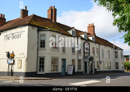 Il XVIII secolo il Bear Hotel, CHARNHAM STREET, Hungerford, Berkshire, Inghilterra, Regno Unito Foto Stock