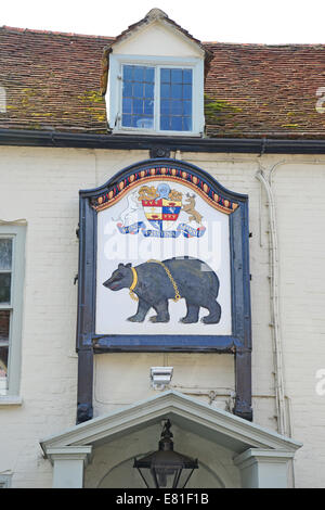 Il XVIII secolo il Bear Hotel segno, CHARNHAM STREET, Hungerford, Berkshire, Inghilterra, Regno Unito Foto Stock