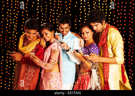 Alcuni amici indiani Diwali Festival in Chat Telefono Foto Stock