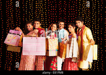 Alcuni amici indiani Diwali Festival Shopping Foto Stock