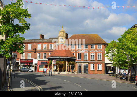 Newbury Clock Tower, il Broadway, Newbury, Berkshire, Inghilterra, Regno Unito Foto Stock