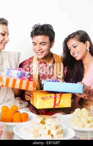 Alcuni amici indiani diwali dono con dolci Foto Stock