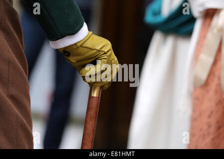 Uomo di mano guantata tenendo una canna a Jane Austen giorno di celebrazione in bagno, 13 Settembre 2014 Foto Stock