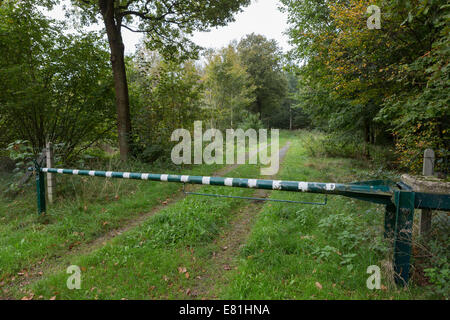 Una barriera attraverso una via in campagna Foto Stock