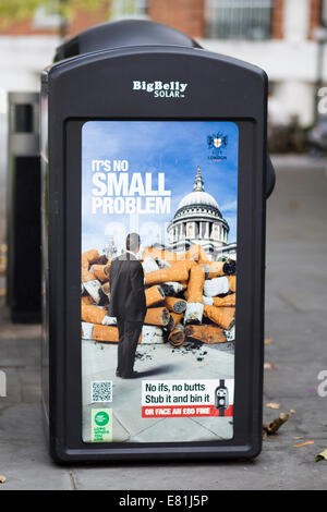 Poster pubblicitari " non è un problema piccolo' campagna sul lato di un bidone della spazzatura a Londra Inghilterra Foto Stock