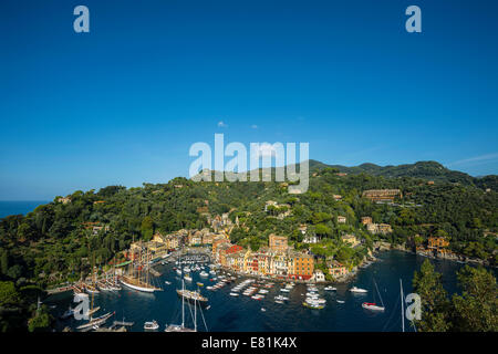 Villaggio con case colorate e un porto, Portofino Liguria, Italia Foto Stock