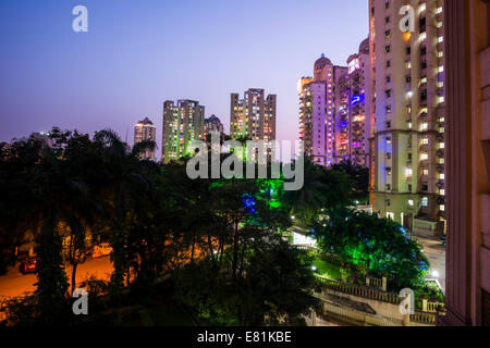 Edifici alti in un tipico centro della classe zona residenziale di notte, Mumbai, Maharashtra, India Foto Stock