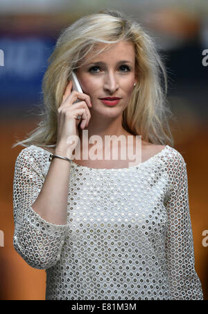 Giovane donna utilizzando un telefono cellulare, Stoccarda, Baden-Württemberg, Germania Foto Stock