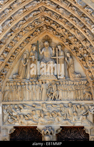 Rilievi in pietra sopra la porta di ingresso di a Notre Dame, Paris, Île-de-France, Francia Foto Stock