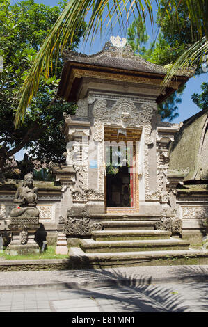 Ingresso Balinese con figure in pietra, Ubud, Bali, Indonesia Foto Stock