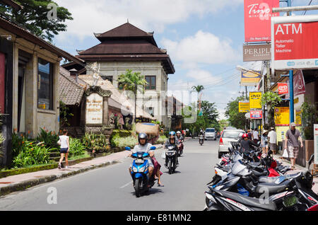 Strada principale nel centro della città, Jalan Raja, Ubud, Bali, Indonesia Foto Stock