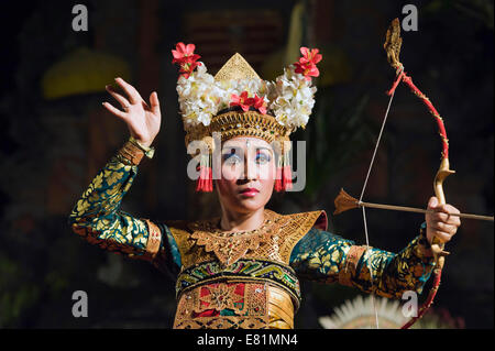 Danza Legong a Puri Saraswati tempio, Ubud, Bali, Indonesia Foto Stock