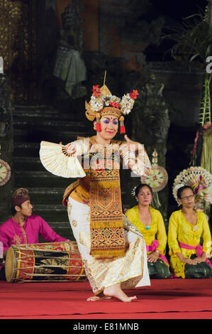 Danza Legong a Puri Saraswati tempio, Ubud, Bali, Indonesia Foto Stock