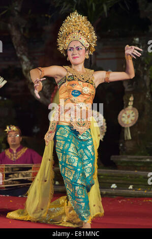 Danza Legong a Puri Saraswati tempio, Ubud, Bali, Indonesia Foto Stock