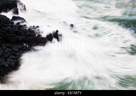 Onde che si infrangono nella Baia di Hanalei, Kauai, Hawaii, STATI UNITI D'AMERICA Foto Stock