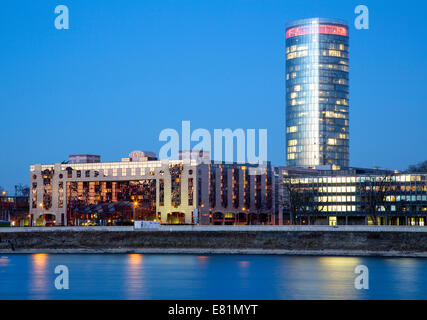 Hotel Hyatt Regency e la KölnTriangle alto edificio di uffici, Agenzia europea per la sicurezza aerea, AESA, Deutz, Colonia Foto Stock