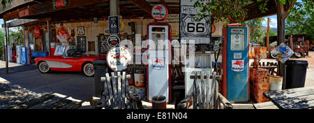 Vecchia Stazione di gas, Route 66, Hackberry General Store, Hackberry, Arizona, Stati Uniti d'America Foto Stock