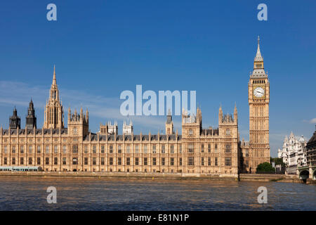 La Casa del Parlamento, il Big Ben e il fiume Tamigi e il Westminster Bridge, Thames, London, England, Regno Unito Foto Stock