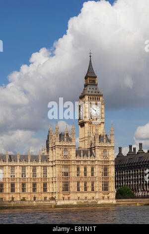 La Casa del Parlamento, il Big Ben, il fiume Tamigi, London, England, Regno Unito Foto Stock