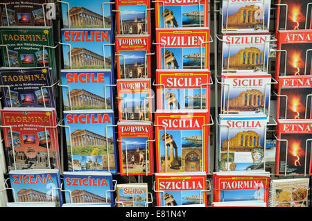 Libri di guida della Sicilia e Taormina in vendita a Taormina Sicilia Italia Foto Stock